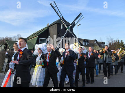 Burg, Deutschland. Jan, 2019 19. Junge Frauen und Männer in original Sorbian-Wendish festliche Kostüme klicken Sie auf das traditionelle Zapust, die Jugend Karneval, durch den Spreewaldort. Über 30 Paare nahmen an die 126 Jugend Karneval. Mit dem Karnevalsumzug in den Dörfern der Lausitz der Winter ist nach alten Brauch zurückzuführen. Foto: Patrick Pleul/dpa-Zentralbild/ZB/dpa/Alamy leben Nachrichten Stockfoto