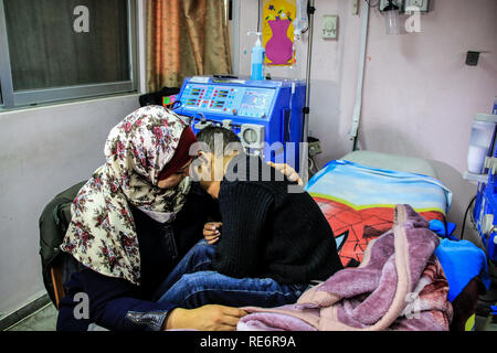 Gaza, Palästina. Jan, 2019 20. Das palästinensische Gesundheitsministerium halten eine Pressekonferenz in der Al-Rantisi Kinderkrankenhaus in Gaza Stadt über die Auswirkungen der Krise auf den Gaza Kraftstoff im Krankenhaus im Gazastreifen Am 20. Januar 2019. Gaza Gesundheitsminister, Ashraf al-Qadre, betonte, dass die laufenden Brennstoff-mangel droht Hunderte von Leben Patienten lebensrettende Behandlung im Krankenhaus und Krankenhäuser in Gaza unter dem Risiko der Schließung als Krankenhäuser sind fast aus Kraftstoff heraus. Credit: ZUMA Press, Inc./Alamy leben Nachrichten Stockfoto