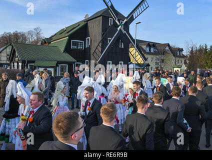 Burg, Deutschland. Jan, 2019 19. Junge Frauen und Männer in original Sorbian-Wendish festliche Kostüme klicken Sie auf das traditionelle Zapust, die Jugend Karneval, durch den Spreewaldort. Über 30 Paare nahmen an die 126 Jugend Karneval. Mit dem Karnevalsumzug in den Dörfern der Lausitz der Winter ist nach alten Brauch zurückzuführen. Foto: Patrick Pleul/dpa-Zentralbild/ZB/dpa/Alamy leben Nachrichten Stockfoto