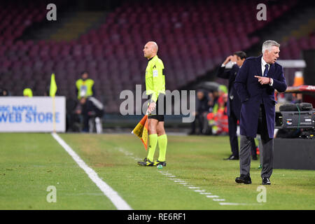 Neapel, Italien. Jan, 2019 20. Foto Cafaro/LaPresse 20 Maggio 2005 2019 Napoli, Italia sport calcio Napoli vs Lazio - Campionato di calcio Serie A TIM 2018/2019 - Stadio San Paolo. Nella Foto: Carlo Ancelotti, Allenatore del Napoli. Foto Cafaro/LaPresse Januar 20, 2019 Neapel, Italien Sport Fussball Napoli vs Lazio - Italienische Fußball-Liga einen TIM 2018/2019 - San Paolo Stadions. Im Bild: Carlo Ancelotti, Manager von SSC Napoli shouts Anweisungen an seine Mannschaft. Credit: LaPresse/Alamy leben Nachrichten Stockfoto