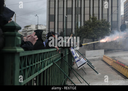 Athen, Griechenland. Jan, 2019 20. Die demonstranten Zusammenstoß mit der Polizei während einer Demonstration gegen die Mazedonien name Deal in Athen, Griechenland, Jan. 20, 2019. War eine großkundgebung vor dem griechischen Parlament in Athen über die Mazedonien name beschäftigen, die von der gewaltsamen Auseinandersetzungen am Sonntag getrübt. Den Syntagma-Platz wurde in ein Schlachtfeld verwandelt, wenn vermummte Demonstranten, die versuchen, in den Innenhof des Parlaments zu erhalten, warfen Steine und Brandbomben bei der Bereitschaftspolizei. Die Polizei Tränengas der Versuch zu vertreiben. Credit: Lefteris Partsalis/Xinhua/Alamy leben Nachrichten Stockfoto