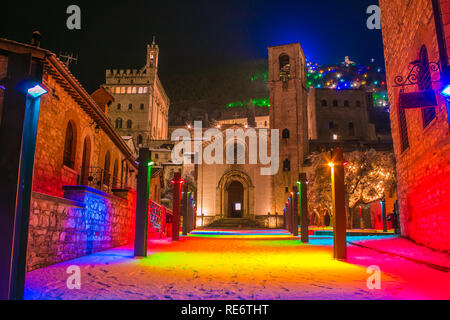 Magic farbiges Quadrat im Zentrum von Gubbio an Weihnachten mit Schnee Stockfoto