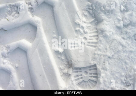 Heavy Duty Fahrzeug Titel in frischem Weiß Winter Schnee mit einem Boot drucken Neben von Overhead in einer full frame Hintergrund konzeptionelle auf das Meer gesehen Stockfoto