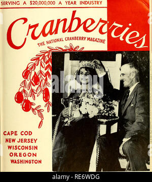 . Preiselbeeren;: die nationalen cranberry Magazin. Preiselbeeren. Mit einer $ 20.000.000 PRO JAHR INDUSTRIE. CAPE COD NEW JERSEY WISCONSJN OREGON WASHINGTON Hoch U S Senator Leverett Saltonstall sitzt, während er Krone Orte auf der Leiter der neuen Cianberry Queen Lee Saunders. (CRANBERRIES Phtot) 30 Cent OKTOBER 1953. Bitte beachten Sie, dass diese Bilder sind von der gescannten Seite Bilder, die digital für die Lesbarkeit verbessert haben mögen - Färbung und Aussehen dieser Abbildungen können nicht perfekt dem Original ähneln. extrahiert. Portland, CT [etc. ]: Taylor Pub. Co [etc. ] Stockfoto