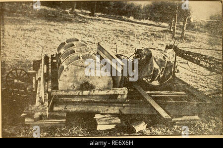 . Preiselbeeren;: die nationalen cranberry Magazin. Preiselbeeren. Gerät im Harken Berries&lt;*"-c*"*H"**"*. FLOATER BOOT AM SÜDEN CARVER BOG Floater Boot hilft Bergung Cranberries Gerät sammelt überschüssigen gebracht Oberfläche durch Überschwemmung Mooren. Empfohlene unter den vielen mech-anical Geräte Ellis D. Atwood 300-acre Cranberry planta-tion im Süden Carver, Mass., war ein Floater - Boot, 12 Meter im Quadrat, mit einem schaufelrad ausgestattet und von einem Mann geführt, dieses Handwerk in der letzten Erhebung der Cranberries verwendet wird. Herr Atwood, die zuerst eingeführt in New England von New Jer Stockfoto
