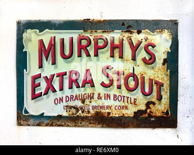 Warsash, Großbritannien - 26 November 2018: Vintage verzinnt Werbeschild für Murphy's Extra Stout, auf einem pub Wand in Hampshire, Großbritannien. Stockfoto