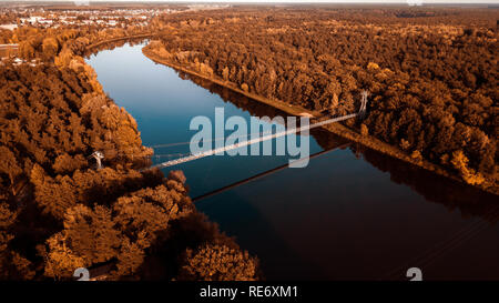 Hängebrücke über den Fluss Stockfoto