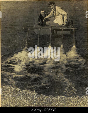 . Preiselbeeren;: die nationalen cranberry Magazin. Preiselbeeren. Preiselbeeren fotos Erfinder demonstriert, wie Gerät" kocht, "schwimmt im Vordergrund Wasser Jet Boot gezeigt wird, ist die Erfindung des Kap Ex-GI-Gerät ein neuer Grundsatz, auf einige Eigenschaften dieser Fall, Gehagelt für mehr Effizienz - Flotte von 25 Geplant für das nächste Jahr - Patente angemeldet. Jet Propulsion wurde die Geschichte in der Luftfahrt - Jet Propulsion ist die neueste Entwicklung in der Schwimmstellung - Bootfahren in Massachusetts. In diesem Handwerk, durch Ex-GI, der Jet-Prinzip treibt nicht nur das Boot erfunden aber hetzt die Beeren aus. Stockfoto