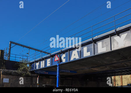 "Die Cally" Eisenbahnbrücke über den Caledonian Road, Islington, London, England, Großbritannien Stockfoto