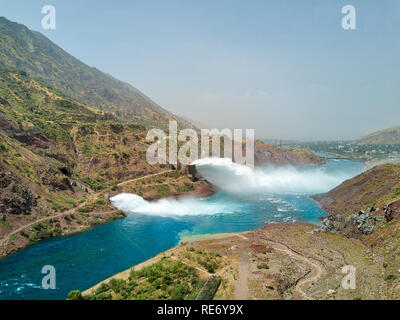 Nurek Dam Spillway, in Tadschikistan im August 2018 genommen, hdr genommen Stockfoto