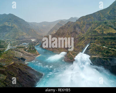 Nurek Dam Spillway, in Tadschikistan im August 2018 genommen, hdr genommen Stockfoto