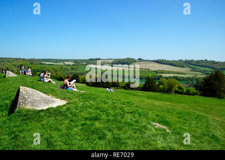 Die Menschen genießen den Blick in Richtung High Wycombe aus Die Dashwood Mausoleum auf West Wycombe Hill, Buckinghamshire, Großbritannien. Chilterns. Landschaft. Stockfoto