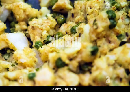 Würzig gebratene Kartoffeln Füllung mit Erbsen und Gewürze für Samosa Stockfoto