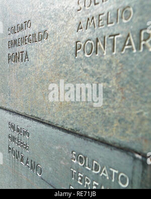 Inschriften die Namen und die Reihen der italienischen Soldaten, die im WW1 am Beinhaus Kobarid, Primorska, Slowenien getötet. Stockfoto