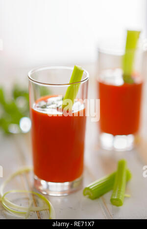 Zwei Gläser Tomatensaft auf einem weißen Tisch Stockfoto