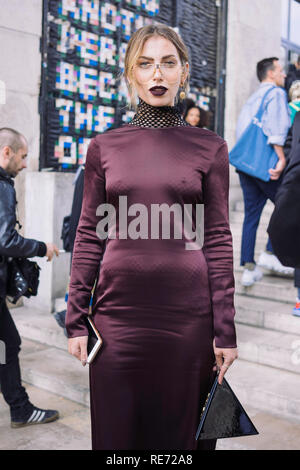 Frauen model posing nach ISSEY MIYAKE zeigen, während Paris Fashion Week SS 19, Oktober 2018 im Palais de Tokyo, Paris, Frankreich. Stockfoto