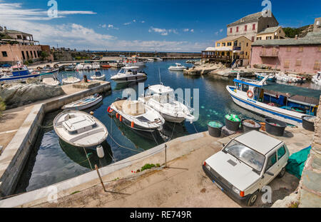Boote an der Marina in Centuri-Port im Dorf Bastia, Cap Corse, Corsica, Frankreich Stockfoto