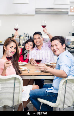 Gruppe von Freunden genießen den Wein Stockfoto
