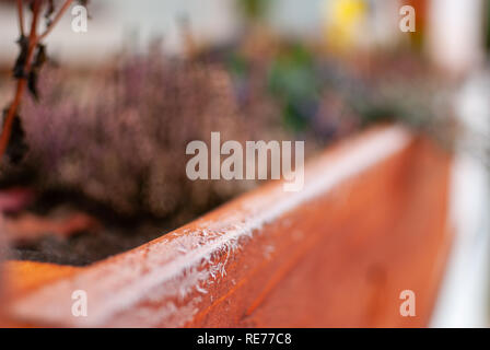 Nahaufnahme von Eiskristallen auf einem Red Flower Pot Stockfoto