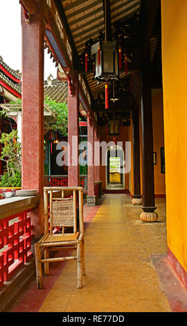 Ein Bambus Stuhl in der historischen Hainan Montagehalle in der UNESCO-Zentrale vietnamesischen Stadt Hoi An Stockfoto