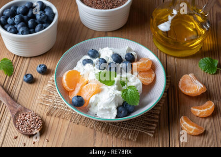 Quark mit Leinsamen öl und frische Blaubeeren Stockfoto