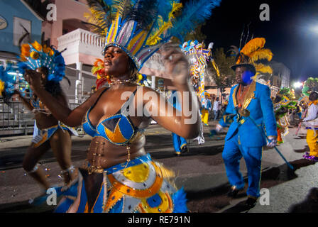 Karneval del Junkanoo. Bay Street, Nassau, New Providence Island, Bahamas, Karibik. New Year's Day Parade. Boxing Day. Kostümierte Tänzer feiern. Stockfoto