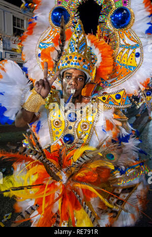 Karneval del Junkanoo. Bay Street, Nassau, New Providence Island, Bahamas, Karibik. New Year's Day Parade. Boxing Day. Kostümierte Tänzer feiern. Stockfoto