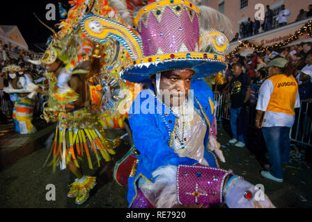 Karneval del Junkanoo. Bay Street, Nassau, New Providence Island, Bahamas, Karibik. New Year's Day Parade. Boxing Day. Kostümierte Tänzer feiern. Stockfoto