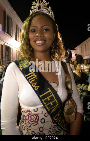 Karneval del Junkanoo. Bay Street, Nassau, New Providence Island, Bahamas, Karibik. New Year's Day Parade. Boxing Day. Kostümierte Tänzer feiern. Stockfoto