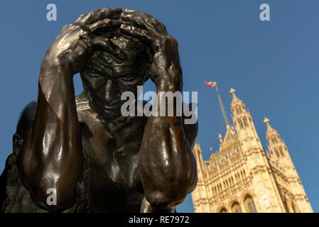 Teil einer Skulptur vor Verzweiflung, außerhalb des Houses of Parliament in Westminster, London. Teil der Bürger von Calais von Auguste Rodin. Stockfoto