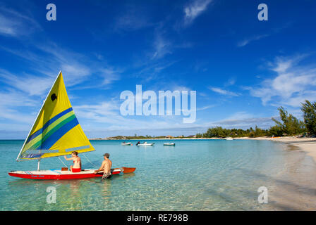 Paar in ein kleines Segelboot. Strand Fernandez Bay Village, Cat Island. Bahamas Stockfoto