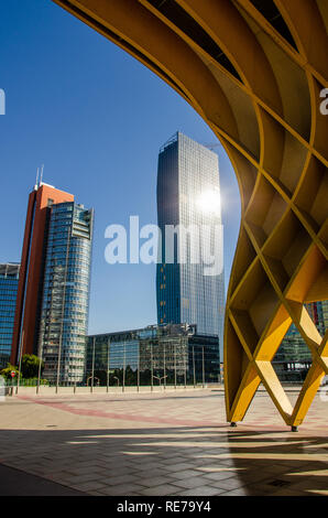 Donau City, Wien / Österreich - 01, August 2013: Blick auf Moderne gelb Holzskulptur Austria Center in der Donau City. DC Tower 1 und Andromeda Tower i Stockfoto