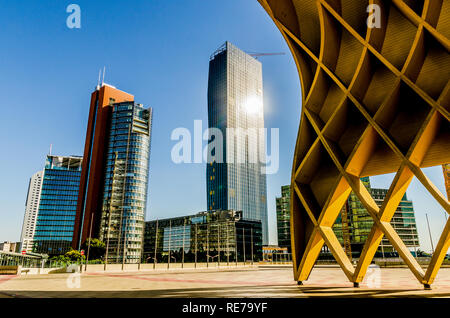 Donau City, Wien / Österreich - 01, August 2013: Blick auf Moderne gelb Holzskulptur Austria Center in der Donau City. DC Tower 1 und Andromeda Tower Stockfoto