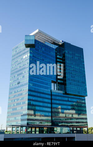 Donau City, Wien / Österreich - 01, August 2013: Blick auf Saturn Tower Bürogebäude. Donau Stadt moderne Architektur Stockfoto