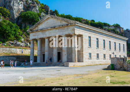 Korfu, Griechenland - 25 August, 2018: Blick auf Korfu alte Festung mit der orthodoxen Kirche von Saint George. Stockfoto