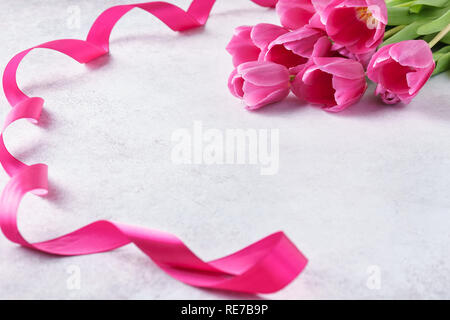 Valentines Tag Hintergrund mit rosa Tulpen und Farbband. Grußkarte konzept mit Platz für Text. Stockfoto