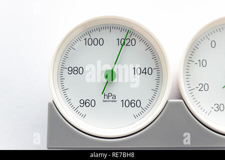 Modern, Barometer, Thermometer, Hygrometer. Analoges Gerät für die Messung von Feuchte, Temperatur und Luftdruck. Stockfoto