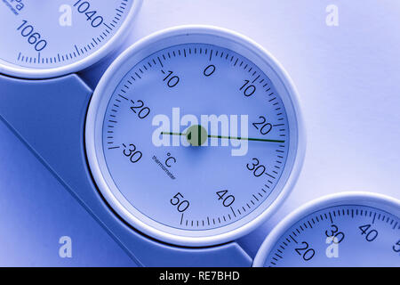 Modern, Barometer, Thermometer, Hygrometer. Analoges Gerät für die Messung von Feuchte, Temperatur und Luftdruck. Stockfoto