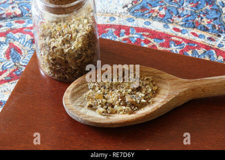 Natürlichen aromatischen Moschus Räucherstäbchen auf einer alten Küche Löffel in einem arabischen Umfeld. Selektiver Fokus auf Löffel Stockfoto