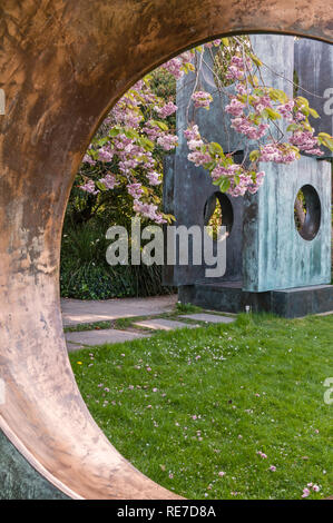 Die Barbara Hepworth Museum und Sculpture Garden, St. Ives, Cornwall, UK. Zwei Formen unterteilt (Kreis), 1969 und vier Quadratische (Spaziergang durch), 1966 Stockfoto