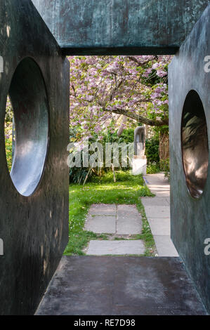 Die Barbara Hepworth Museum und Sculpture Garden, St. Ives, Cornwall, UK. Four Square (Spaziergang durch), 1966 und Stein Skulptur (Fuge II), 1956 Stockfoto