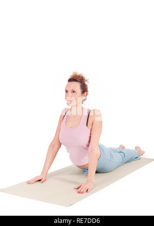 Schöne Yoga: der Kobra - Echte senior Frau tun Bhujangasana üben - Surya Namaskara Stockfoto