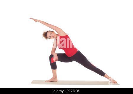 Schöne Yoga: die Gestreckte Flankendehnung Pose-Real senior sportliche Frau Utthita Parsvakonasana übung tun Stockfoto