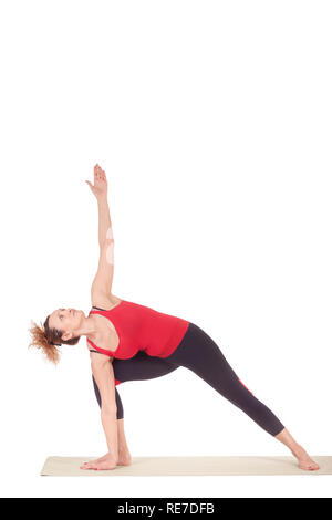 Schöne Yoga: Halbmond - Echte senior sportliche Frau tun Ardha Chandrasana Übung Stockfoto