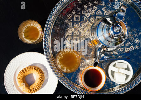 Arabischen Pfefferminztee (marokkanischen Pfefferminztee) Die nationalen heißen Getränk in den Nahen Osten und der muslimischen Welt. In einem speziellen Eisen Silber Teekanne mit Zucker serviert. Stockfoto