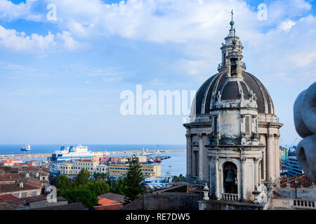 Kuppeln der Kathedrale die hl. Agatha gewidmet. Der Blick auf die Stadt Catania, Sizilien, Italien Stockfoto