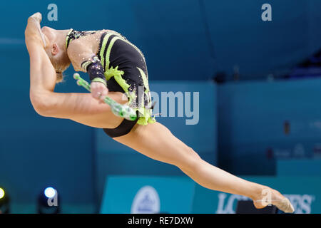 Kiew, Ukraine - 29. August 2013: Nicht identifizierte weibliche Gymnast führt mit Vereinen während 32 Rhythmische Gymnastik Weltmeisterschaften. Die Veranstaltung ist Hel Stockfoto