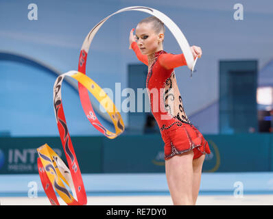 Kiew, Ukraine - 29. August 2013: Nicht identifizierte weibliche Gymnast führt mit Band während 32 Rhythmische Gymnastik Weltmeisterschaften. Die Veranstaltung wird er Stockfoto