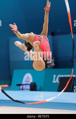 Kiew, Ukraine - 29. August 2013: Nicht identifizierte weibliche Gymnast führt mit Band während 32 Rhythmische Gymnastik Weltmeisterschaften. Die Veranstaltung wird er Stockfoto