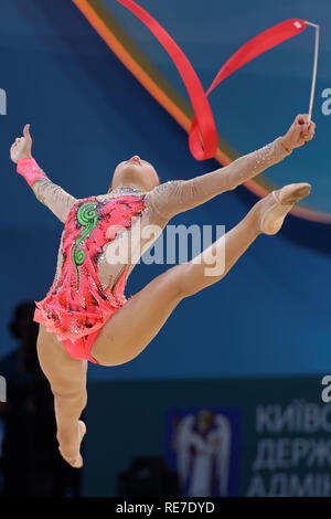 Kiew, Ukraine - 29. August 2013: Nicht identifizierte weibliche Gymnast führt mit Band während 32 Rhythmische Gymnastik Weltmeisterschaften. Die Veranstaltung wird er Stockfoto